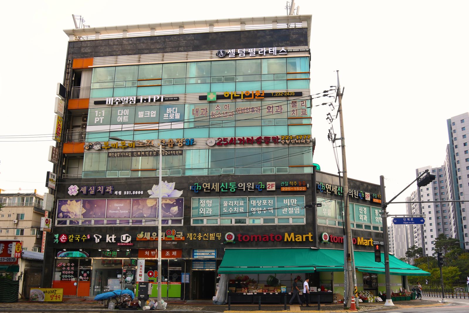 아늑하고 차분한 조명의 마사지 룸 내부